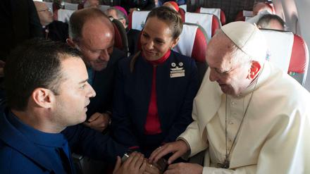 Papst Franziskus hat auf dem Flug von Santiago de Chile nach Iquique zwei Flugbegleiter getraut.