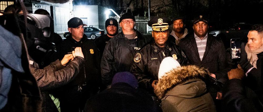 Die Polizei in Detroit informiert die Presse über die Festnahme der Eltern des Schützen.