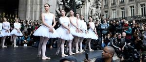 Tänzerinnen der Pariser Opfer protestierten am Dienstag auf ihre Weise – mit einer öffentlichen Aufführung.