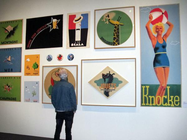 Die von Hergé entworfenen Werbeplakaten im Grand Palais in Paris. Hergé ist weltweit als Schöpfer von "Tim und Struppi" berühmt geworden.