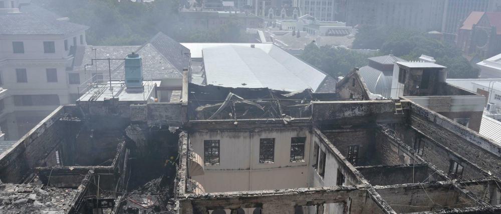 Das von der Stadt Kapstadt veröffentlichte Foto zeigt das eingestürzte Dach des Parlamentsgebäudes von Kapstadt, das durch ein Feuer zerstört worden ist.
