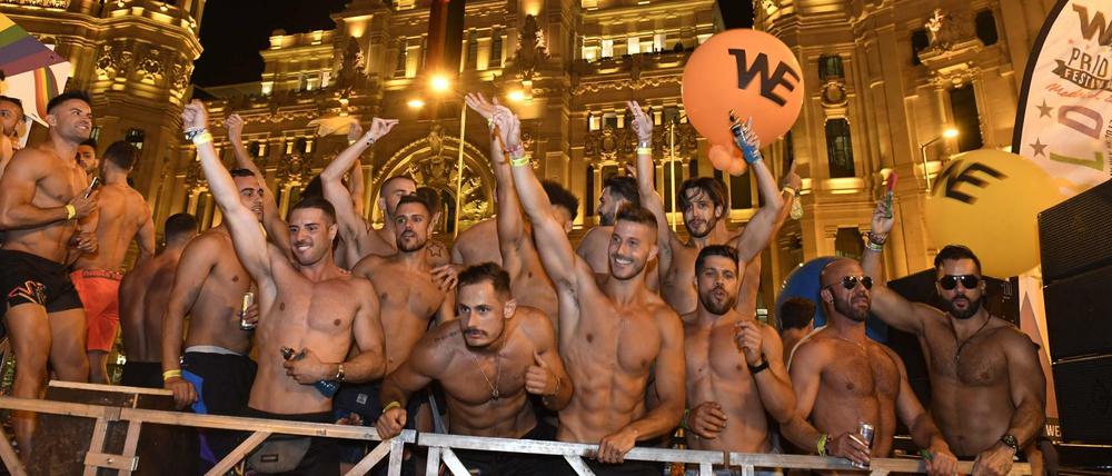 Party in Madrid: Teilnehmer der Parade feiern.    