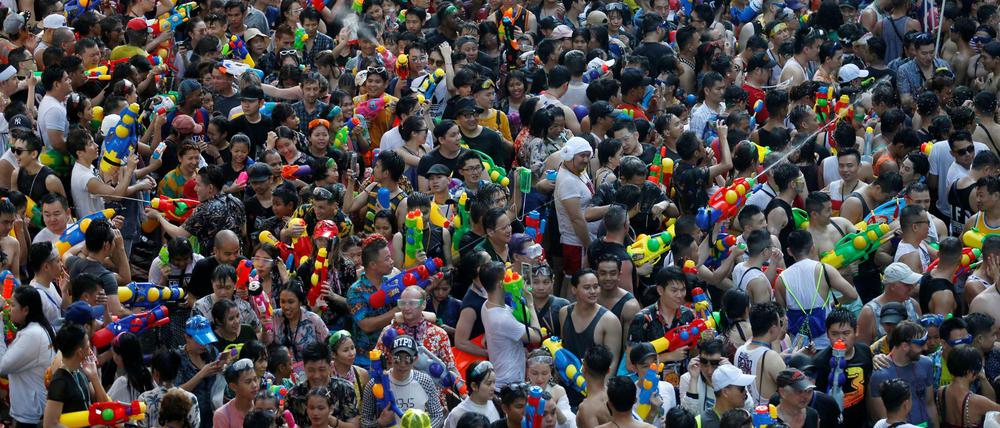 Menschen in Bangkok feiern ihr Neujahrs-Fest im April.