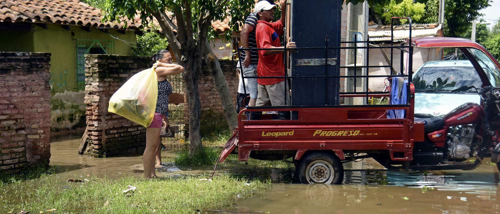 In Falcon nahe Asuncion in Paraguay versuchen die Menschen so viel wie möglich vor den Wassermassen zu retten. 