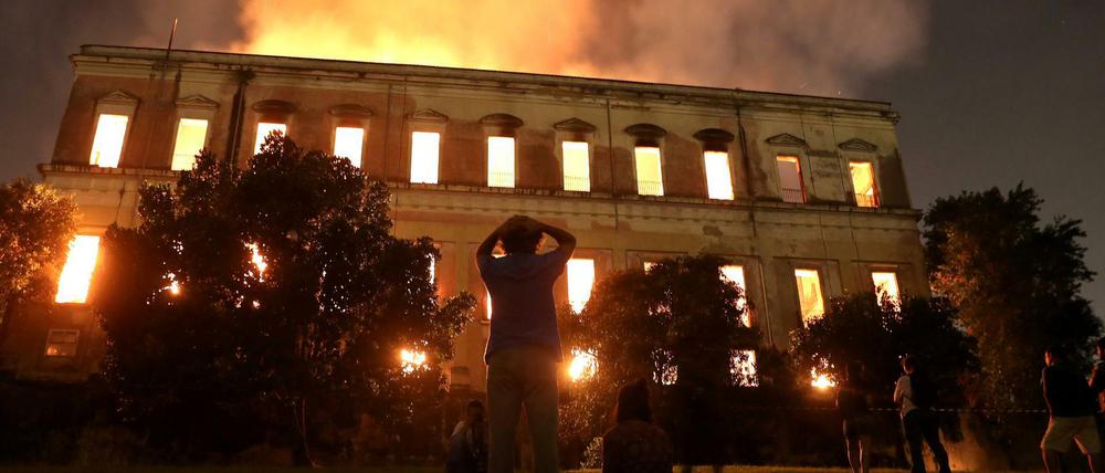 Menschen stehen vor dem brennenden Nationalmuseum in Rio.