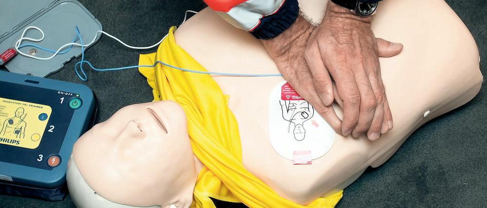 Nicht nur für Profis: eine Herzdruckmassage, hier von einem Rettungssanitäter der Berliner Feuerwehr demonstriert.