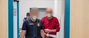 Ein Justizbediensteter begleitet den 52-jährigen Angeklagten (r) zum Prozess um die tödliche Amokfahrt in Trier. 