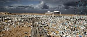 Plastikmüll liegt an einem Strand am Mittelmeer nördlich von Beirut. 