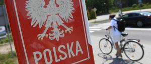 Ein Schild steht in Swinoujscie (Swinemünde) auf der polnischen Seite der Insel Usedom an der Grenze zwischen Polen und Deutschland. 