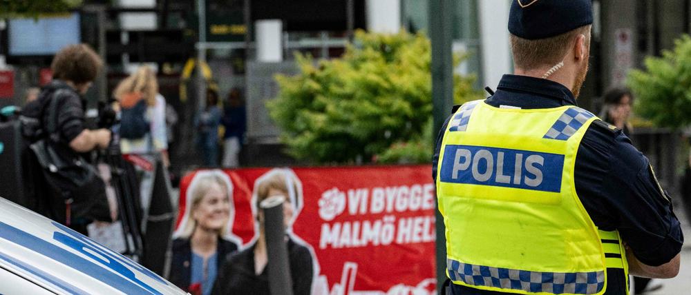 Ein Polizist sichert am Samstag den Tatort in Malmö.