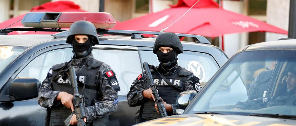 Polizisten sichern den Schauplatz der Explosion in Tunis.