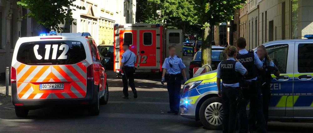 Nach dem Tod eines 16-Jährigen in Dortmund sichern Polizeibeamte einen Einsatzort in der Holsteiner Straße.