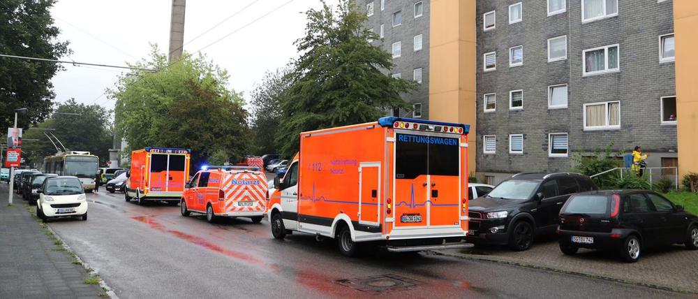Krankenwagen stehen vor einem Haus in Solingen.
