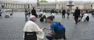Der Papst mit einem der Jugendlichen, denen er spontan die Beichte abnahm. 