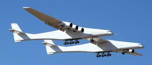 Stratolaunch, ein riesiges sechsmotoriges Flugzeug, absolviert seinen historischen Erstflug in der Mojave-Wüste in Kalifornien. 