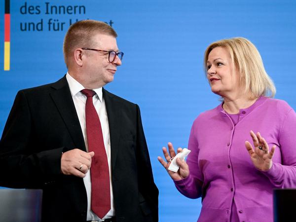 Bundesinnenministerin Nancy Faeser und der Chef des Verfassungsschutzes, Thomas Haldenwang.