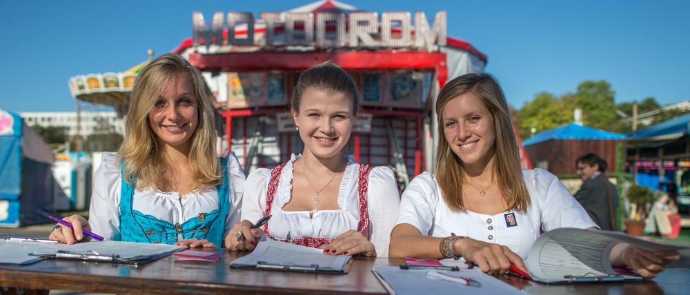 Anna (l-r), Sarah und Lisa empfangen am 17.09.2015 auf der Theresienwiese, dem Oktoberfestgelände in München, die Medienvertreter zum Wiesn-Rundgang. Das Oktoberfest findet in diesem Jahr vom 19. September bis zum 4. Oktober statt.