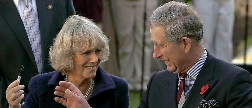 Prinz Charles und Camilla tragen sich im Jahre 2005 in das Gästebuch einer Schule in Washington ein. Am Dienstag geht es für die Beiden erneut in die USA. 