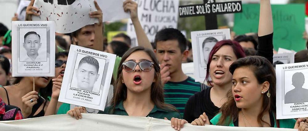 Aus Solidarität mit den Verschleppten gingen auch am Mittwoch in ganz Mexiko Tausende auf die Straße.