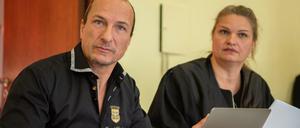 Der Angeklagte Peter Fitzek sitzt neben seiner Anwältin Christin Konrad. Er nennt sich selbst "König von Deutschland"