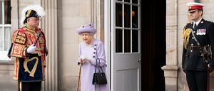 Königin Elizabeth II. nimmt im Juni an einer Treueparade der Streitkräfte in den Gärten des Palastes von Holyroodhouse in Edinburgh teil.