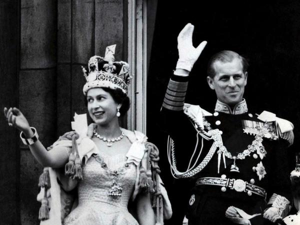 Queen Elizabeth II. mit ihrem Mann Prinz Philip nach der prunkvollen Krönungszeremonie am 02. Juni 1953.