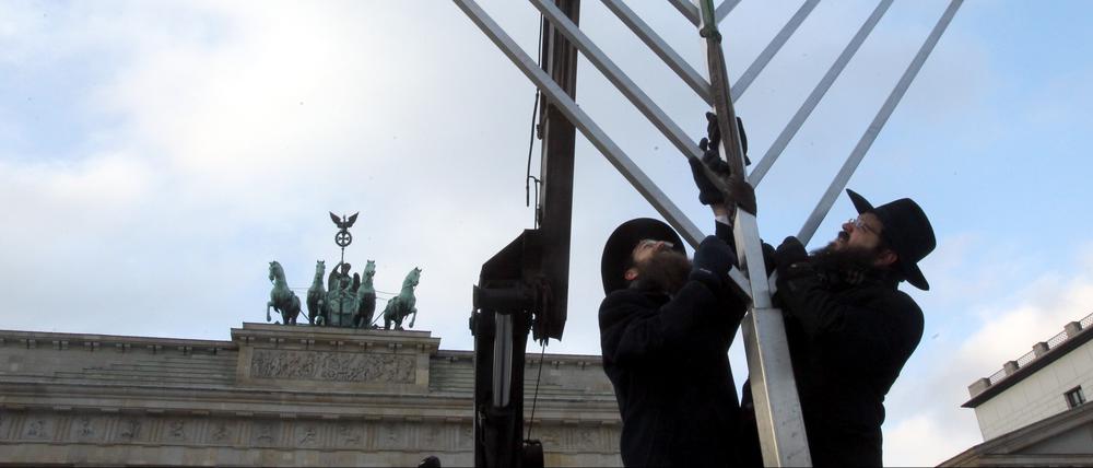 Rabbiner zur Feier des jüdischen Chanukka-Fest im Dezember am Brandenburger Tor.