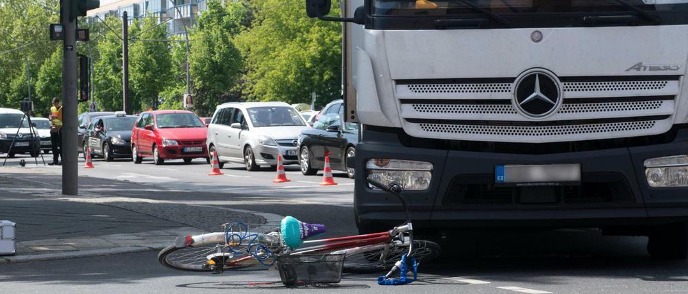 Ein Fahrrad liegt Ende Mai in Berlin vor einem Lastwagen. Die Radfahrerin wurde schwer verletzt.