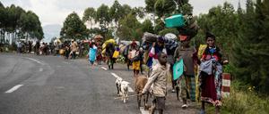 Menschen gehen auf der Straße in der Nähe von Kibumba, auf der Flucht vor Kämpfen. 
