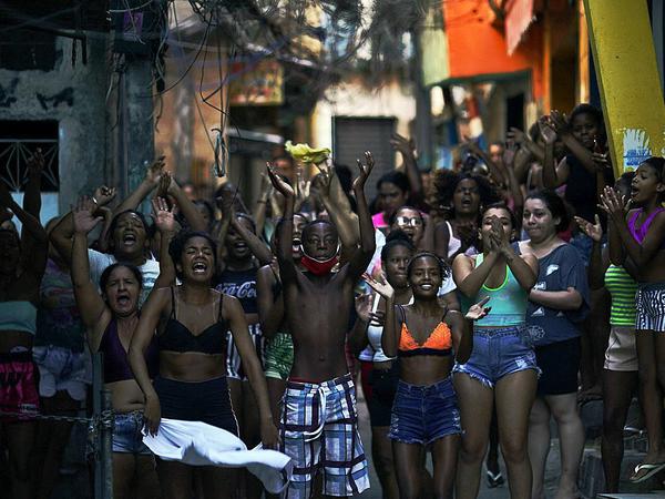 Die Bewohner der Favela protestieren gegen die Polizeiaktion.