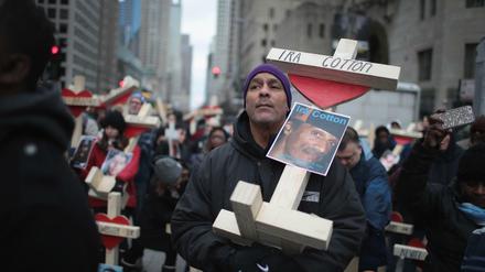 Erich Lewis beklagt den Tod seines Freundes. Gemeinsam mit Aktivisten und Familienangehörigen von Opfern der Gewalt in Chicago protestierte er am letzten Tag des Jahres 2016 gegen die immer weiter steigende Zahl von Morden in der Stadt. 