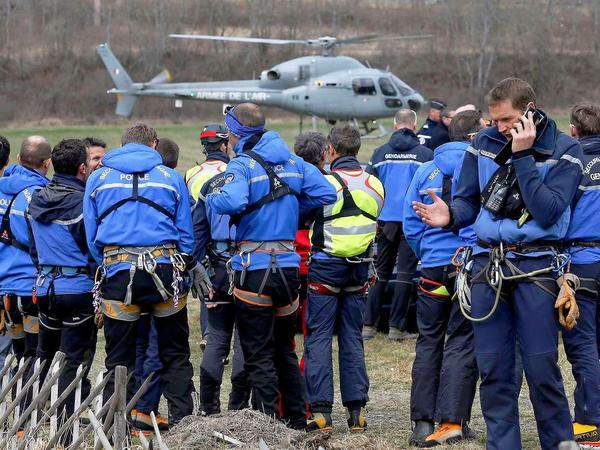 Französische Rettungskräfte bereiten sich auf ihren Einsatz in der schwer zugänglichen Alpenregion vor.