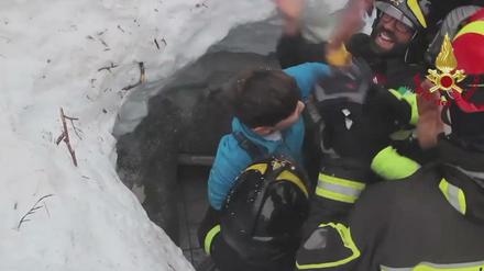 Die Rettungskräfte holen einen Jugendlichen aus dem von einer Lawine verschütteten Hotel Rigopiano. 