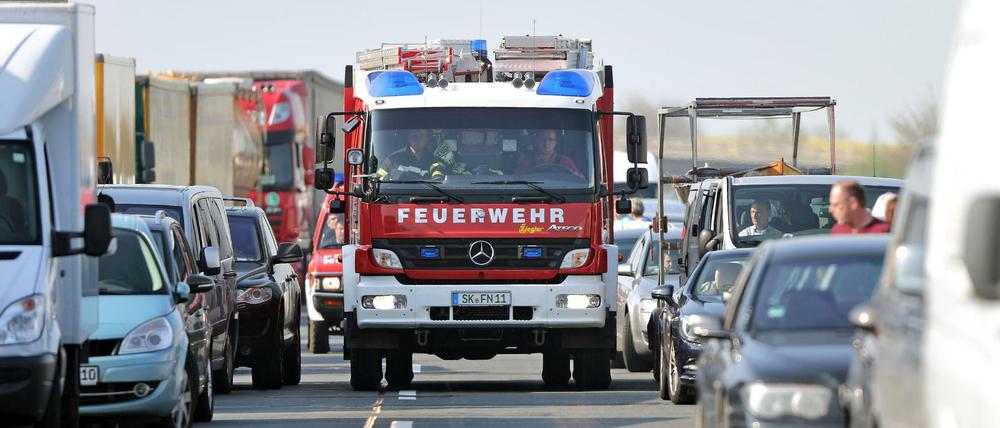 Rettungsgasse im Stau hinter einer Unfallstelle auf der Autobahn 14 bei Tornau (Sachsen-Anhalt)