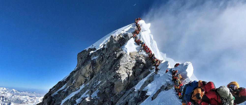 Der Andrang auf den Mount Everest führt zu risikoreichen Wartezeiten. Trotzdem lässt Nepal immer mehr Bergsteiger auf den Gipfel.