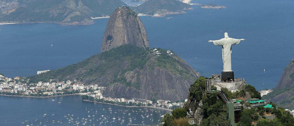 Blick auf den Zuckerhut und die Christus-Statue, die Wahrzeichen von Rio de Janeiro