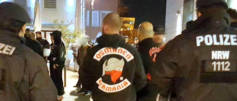 Polizeibeamte beobachten ein Treffen der türkischstämmigen Rockergruppe "Osmanen Germania".