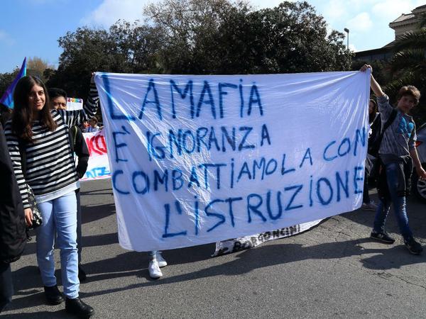 Zeichen setzen. Römer gehen auf die Straße, um gegen den wachsenden Einfluss der Mafia in Ostia zu protestieren.