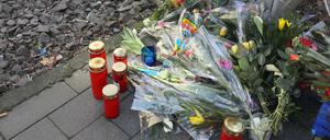 Blumen liegen in Köln an den Straßenbahngleisen, an denen ein Polizist zu Tode kam.