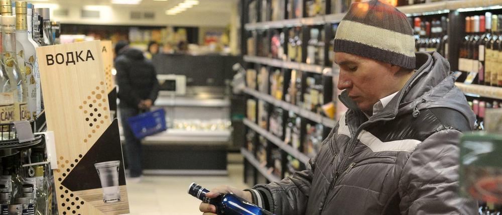 Schon seit Jahren kämpft die Politik gegen Alkohol: Es gibt einen Mindestpreis auf Spirituosen, höhere Steuern und ein nächtliches Verkaufsverbot.