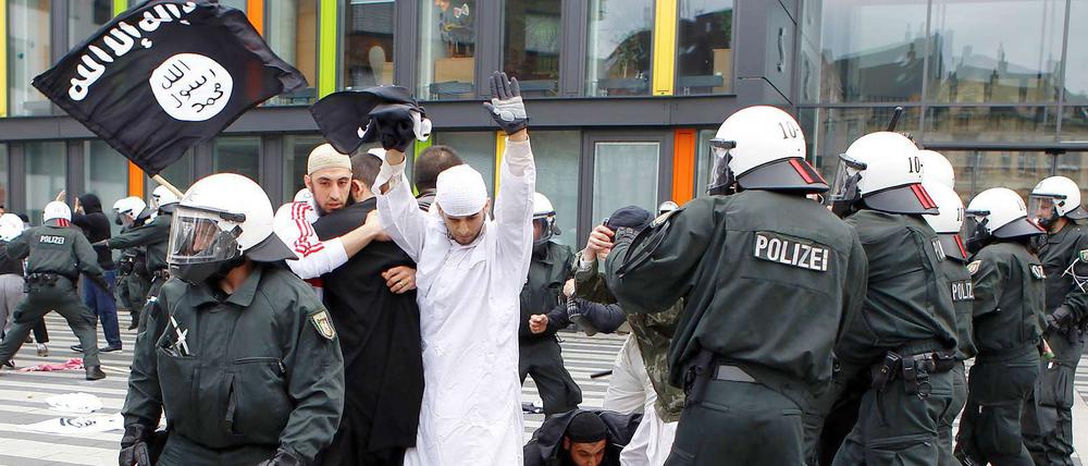 Bereits am 1. Mai war es in Solingen am Rande eines Pro-NRW-Auftritts zu gewalttätigen Übergriffen mit drei verletzten Polizisten gekommen. Die Auseinandersetzungen haben an Schärfe zugenommen, seit Salafisten seit einigen Wochen bundesweit kostenlose Korane verteilen.