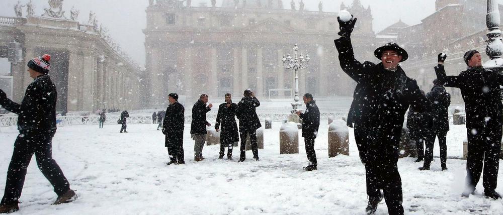 Ungewöhnliche Spiel auf dem Petersplatz. Passanten liefern sich eine Schneeballschlacht.