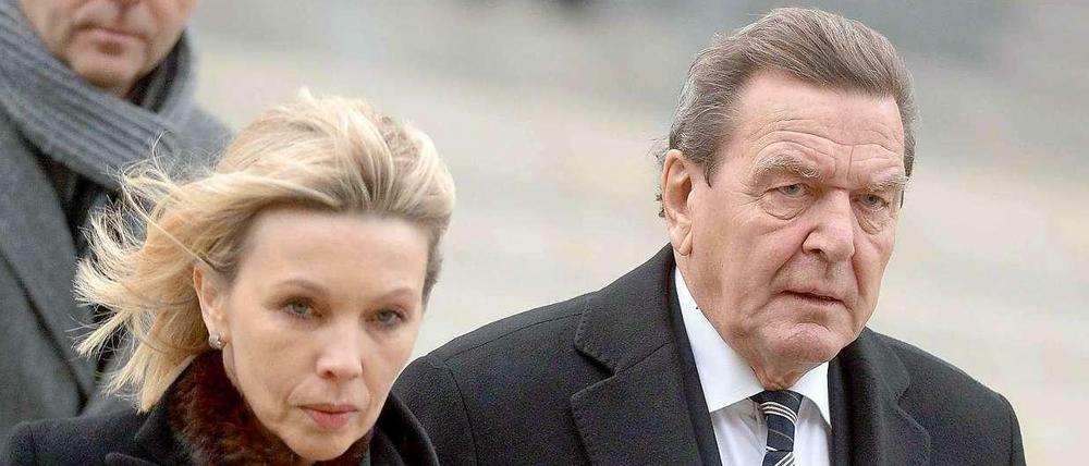 Der ehemalige Bundeskanzler Gerhard Schröder (r) und seine Ehefrau Doris Schröder-Köpf haben sich nach 17 Jahren getrennt. 