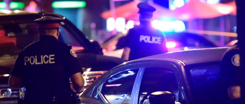 Einsatzkräfte der Polizei am Tatort in der kanadischen Großstadt Toronto 