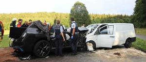 Bei einem schweren Verkehrsunfall auf der B28 bei Römerstein (Landkreis Reutlingen) ist nach Polizeiangaben mindestens ein Mensch ums Leben gekommen. 
