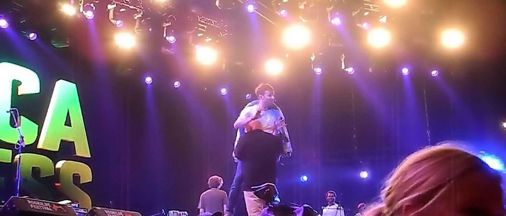 Damon Albarn, Frontman der Band Africa Express wird bei seinem überzogenen Auftritt auf dem Roskilde-Fesival in Dänemark von der Bühne getragen. 