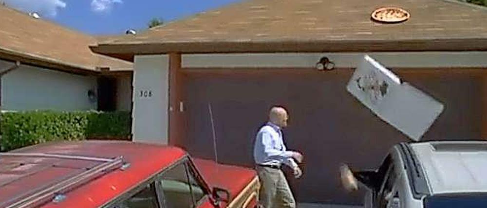 Eine Szene aus der Serie "Breaking Bad": Hauptfigur Walter wirft eine Pizza auf das Garagendach seiner Ehefrau. 