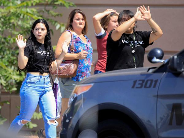 Kunden des Einkaufszentrums in El Paso verlassen das Gebäude nach dem Angriff.