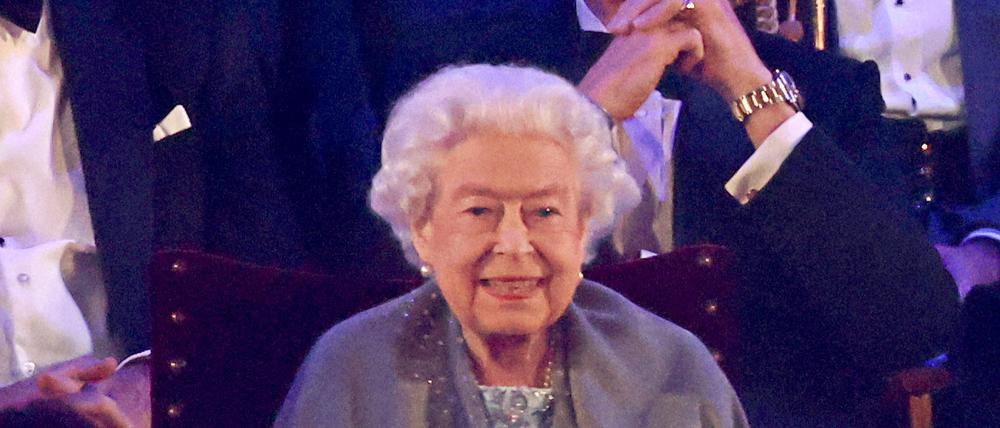 Die britische Königin Elizabeth II. beobachtet die Platin-Jubiläumsfeier der Royal Windsor Horse Show auf Schloss Windsor.