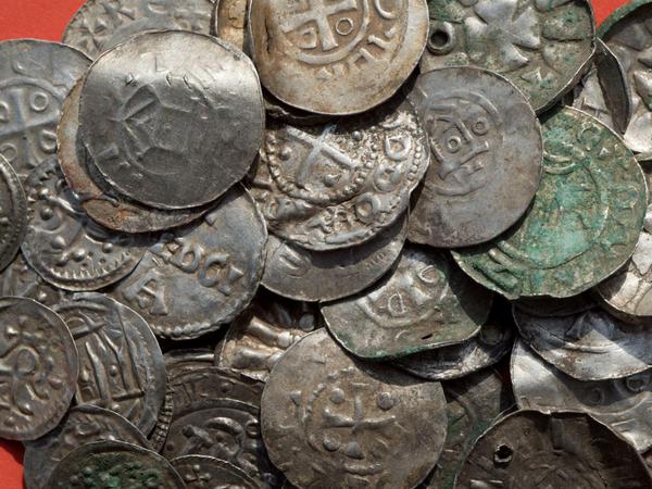 Sächsische, ottonische, dänische und byzantinische Münzen.